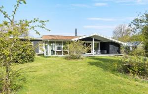 una casa con un jardín delante de ella en Amazing Home In Svendborg With Wifi en Svendborg