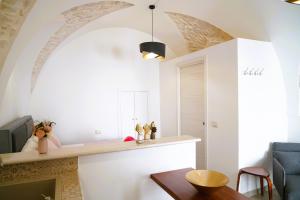 - un salon avec une cheminée et une table dans l'établissement Suite Votano 24 - RELAX nel CUORE ANTICO di CEGLIE, à Ceglie Messapica