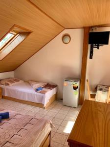 Zimmer im Dachgeschoss mit 2 Betten und einem TV in der Unterkunft Rybářská bašta Vikletice - Nechranice in Kwon