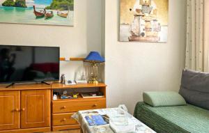 ein Wohnzimmer mit einem Flachbild-TV und einem Sofa in der Unterkunft Lo Pagan in Lo Pagán