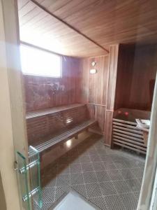 聖瑪爾塔的住宿－Sea View，一间带长凳和水槽的小浴室