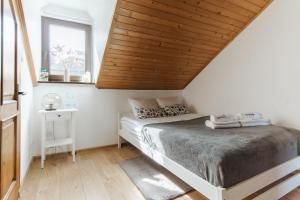 um quarto com uma cama e um tecto em madeira em Pokoje Gościnne Cheval na Cracóvia