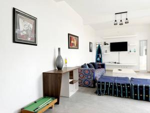 een woonkamer met een bed en een pooltafel bij Escape with a view of the dunes in Santaca