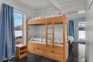 1 dormitorio con litera y ventana en Vesterålen Apartment, en Bø i Vesterålen