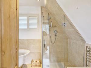 een badkamer met een douche en een wastafel bij Broomy Cottage in Pulborough +65 foto's