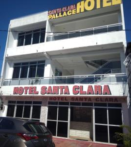 un edificio con un signo de hotel Santa Clara en él en Santa clara palace hotel en Belém