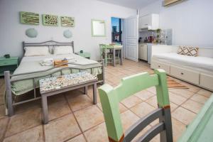 アルゼロポリスにあるLappa Apartmentsのベッド、テーブル、キッチンが備わる客室です。