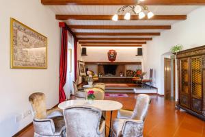 Villa Godenano - Country Chianti Villa في كاستيلينا إن شيانتي: غرفة معيشة مع طاولة وكراسي