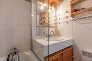 La salle de bains est pourvue d'un lavabo et d'une baignoire. dans l'établissement BB19 - T2 avec garage privé à Barèges, à Barèges