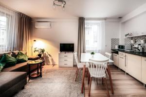 En sittgrupp på Fully-furnished Apartment with Air Conditioning for families, Cracow Old Town