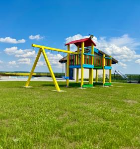 une aire de jeux colorée dans un champ d'herbe dans l'établissement Delta View, à Dunavăţu de Jos