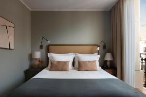 ein Schlafzimmer mit einem großen Bett mit weißer Bettwäsche und Kissen in der Unterkunft Borneta in Barcelona