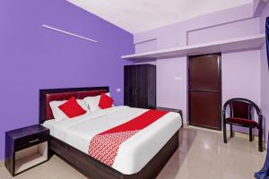 1 dormitorio con 1 cama grande y 1 silla en OYO Flagship 24 Stays, en Chinhat