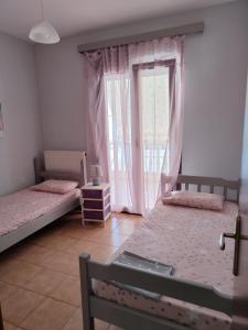 Postel nebo postele na pokoji v ubytování APOSTOLIS APARTMENT