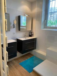 ein Badezimmer mit Waschbecken und Spiegel in der Unterkunft Villa élégante à Cavaillon avec piscine in Cavaillon