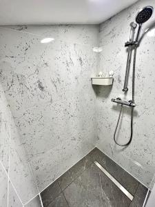 a bathroom with a shower and a sink at Lux En-Suite COOP Arena ManCity Stadium Piccadilly in Manchester