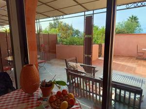 - une table avec un bol de fruits sur le balcon dans l'établissement Domaine la Colomine, à Canet