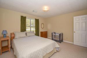 ein Schlafzimmer mit einem weißen Bett und einem Fenster in der Unterkunft Crystal Clearwaters in Dadeville