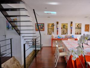 une salle à manger avec une table et un escalier dans l'établissement La LUNA of MARSEILLE - VILLA D'ARCHITECTE B&B, à Marseille