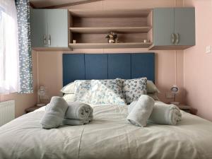 ein Schlafzimmer mit einem Bett mit Handtüchern darauf in der Unterkunft Regal Beachside pitch 22 Creek Caravan Park in Ringstead