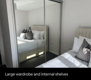 einen Spiegel in einem Zimmer mit 2 Betten und einem Spiegel in der Unterkunft Cathedral Coach House in Lichfield