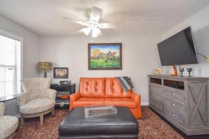 a living room with a couch and a flat screen tv at Stadium View in Auburn