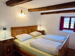 dos camas sentadas una al lado de la otra en un dormitorio en Antica Osteria Dazio, en Fusio