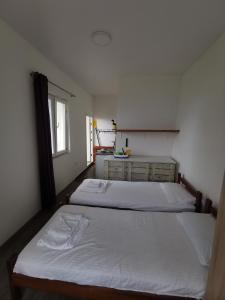 um quarto com 2 camas e uma janela em High Hostel em Budva