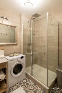 a bathroom with a washing machine and a shower at Suites Mana - MATAHINA avec VUE SUPERBE sur la Place DUCALE et Parking privé inclus in Charleville-Mézières +51 photos