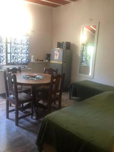 een kamer met een tafel en stoelen en een keuken bij La Chiquitita in Villa Dolores