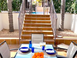 Restaurace v ubytování Alucinante villa a pie de golf piscina Altaona Golf