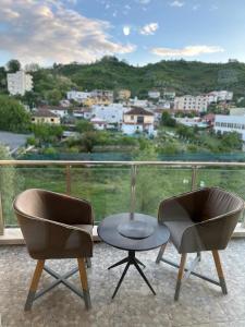 2 stoelen en een tafel op een balkon met uitzicht bij Apartament 1+1 in Yrsheku