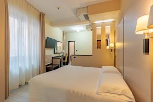 Tempat tidur dalam kamar di Albergo La Marina B&B