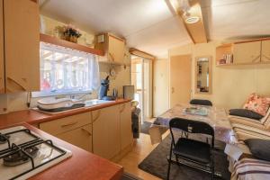 una cocina y sala de estar de una casa pequeña en Mh 227 Les 3 coups aux Mathes en Les Mathes
