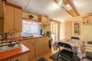 una pequeña cocina con mesa en una casa pequeña en Mh 227 Les 3 coups aux Mathes en Les Mathes