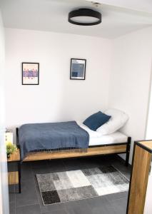 een slaapkamer met een bed met een blauwe deken bij Eröffnungsangebot Übernachten im Herzen Bremens in Bremen
