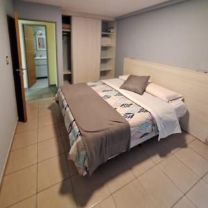 1 cama grande en una habitación con en Tiny Home Ushuaia - Hermoso depto céntrico 1 hab en Ushuaia