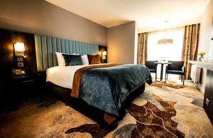 Giường trong phòng chung tại Greenhills Hotel Limerick