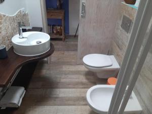 een badkamer met 2 toiletten en een wastafel bij Casa Sherazad in Tías