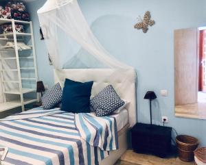 een slaapkamer met een hemelbed en kussens bij Casa Sherazad in Tías