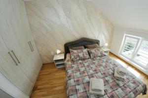 ein Schlafzimmer mit einem großen Bett in einem Zimmer in der Unterkunft Vojvodjanska zora in Sombor