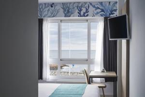 TV a/nebo společenská místnost v ubytování Hotel Alda Coruñamar