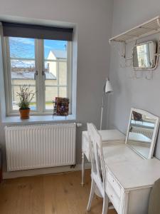 a white room with a desk and a window at Brohuspark in Lomma