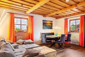Posezení v ubytování Komfortwohnung mit Pool und Sauna