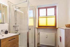Koupelna v ubytování Komfortwohnung mit Pool und Sauna
