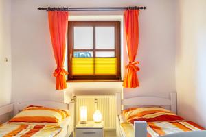 Postel nebo postele na pokoji v ubytování Komfortwohnung mit Pool und Sauna