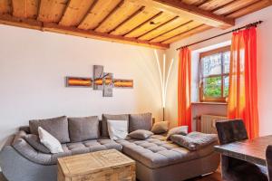 Posezení v ubytování Komfortwohnung mit Pool und Sauna
