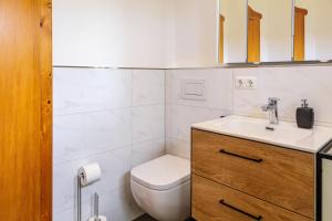 Koupelna v ubytování Komfortwohnung mit Pool und Sauna