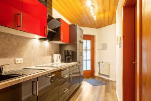 Kuchyň nebo kuchyňský kout v ubytování Komfortwohnung mit Pool und Sauna