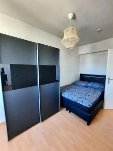 a small bedroom with a bed and a closet at City-Wohnung mit Ausblick in Bochum